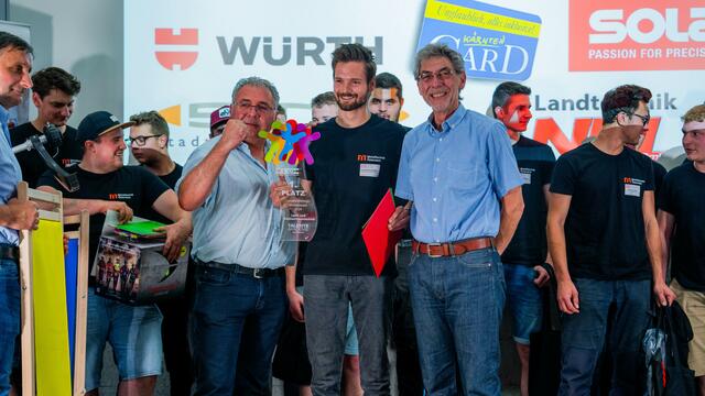 Lorenz Brandstätter (Sieger in der Kategorie Land- und Baumaschinentechnik) mit dem scheidenden Direktor der Fachberufsschule Villach 2 Joachim Maierwieser (re) und dem designierten Direktor Alfred Madrutter (li). | Foto: WKK/Felix Franz