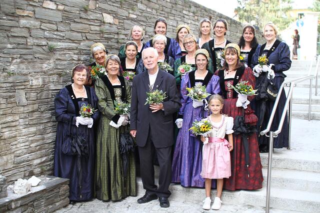 Die St. Veiter Frauen im Bürgerkleid laden herzlich in die Klosterkirche ein. Stadtpfarrer Rudolf Pacher verabschiedet sich aus St. Veit. | Foto: Privat