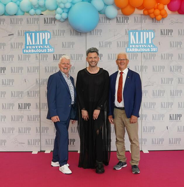 Gottfried Kraft, Geschäftsführer Klipp-Frisör, Moderator, Hairdresser und Blogger Daniel Golz und Ewald Lanzl, Klipp-Gründer beim Jubiläumsfest. 
 | Foto: Klipp