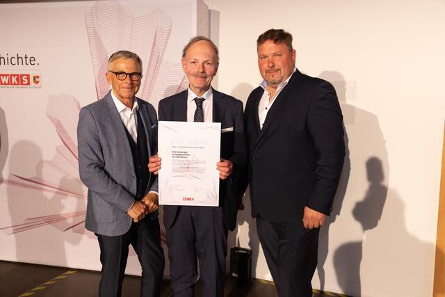 Familienbetrieb mit Tradition (v.l.): Peter Buchmüller (WKS Präsident), Alois Oedl aus Hallein und Andreas Schnaitmann (WKS Bezirksobmann)   | Foto: WKS/Bernhard R. Moser Photography