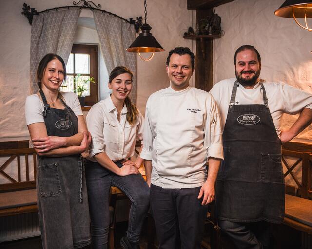 Nicole und Philipp Thomüller (Mitte) mit dem Stammteam aus Rassach freuen sich auf die Eröffnung im neuen Ursprung in Hollenegg. | Foto: das Ursprung