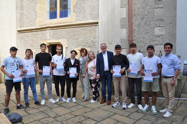 Abschluss des Projekts STOPOVER Korneuburg im Rahmen des Begegnungsfests: Die Jugendlichen mit ihren Teilnahmezertifikaten, die Projektleiterinnen Karin Böhm und Melanie Lopin (6. und 7.v.l.) sowie Andreas Achrainer, Flüchtlingskoordinator der Bundesregierung (5.v.r.) und Bürgermeister Christian Gepp (1.v.r.). | Foto: Bernhard Preineder