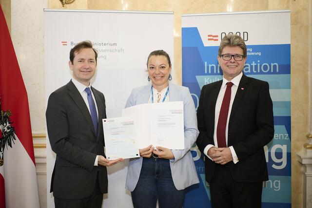 Bei der Verleihung des Young-Science-Gütesiegels:  OeAD-Geschäftsführer Jakob Calice, Volksschuldirektorin Jutta Nikodem-Eichenhardt und Bundesminister Martin Polaschek (v.l.) | Foto: OeAD_APA-Fotoservice_Hörmandinger