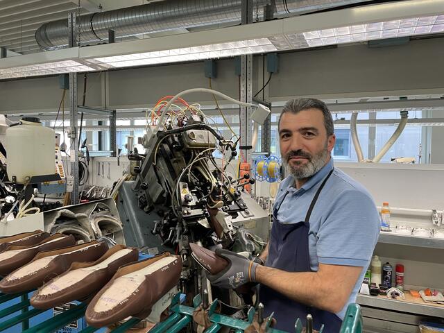 Ein Mitarbeiter von Paul Green arbeitet an einem Zwischenschritt. | Foto: Rosa Besler