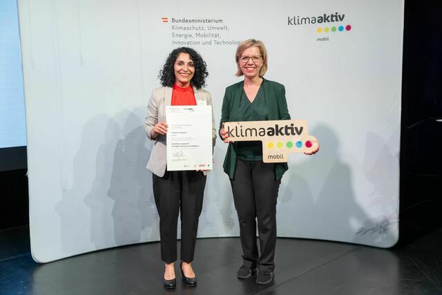 Klimaschutzminitserin Leonore Gewessler (Grüne, r.) zeichnete den Alsergrunder "Masterplan Gehen" aus.  | Foto: BV9