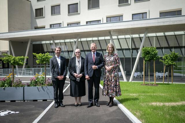 Geschäftsführer Erwin Windischbauer, Generaloberin Sr. Angelika Garstenauer, LH Thomas Stelzer und LH-Stv. Christine Haberlander.  | Foto: Land OÖ/Peter Mayr