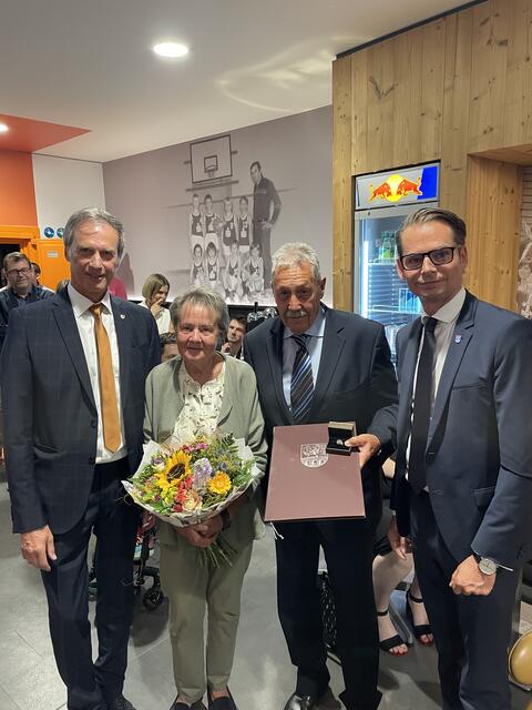 Feierliche Übergabe im Bullshome: Fritz Kratzer, Peter Putzgruber mit Gattin Monika und Matthäus Bachernegg. | Foto: Stadtgemeinde Kapfenberg 
