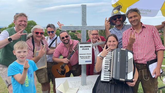 Bürgermeisterin Karin Baier mit den Kellerberg Buam beim Gipfelkreuz am Kellerberg. | Foto: Stadtgemeinde Schwechat