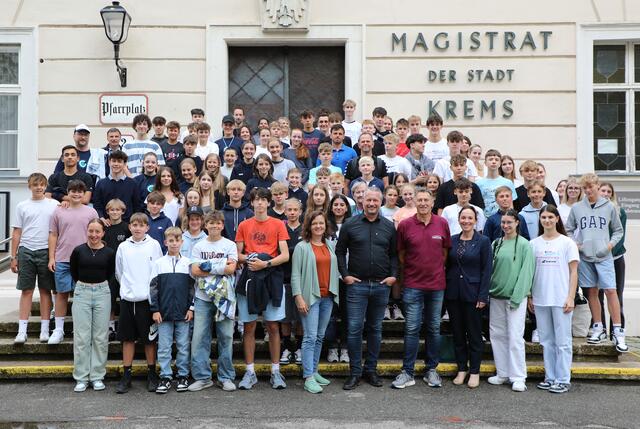Schüler:innen des Tennisschulcups beim 35. Bundesfinale vor dem Rathaus. Stadträtin Alexandra Ambrosch, Bürgermeister Peter Molnar, Organisator Martin Dürhammer und Stadträtin Bernadette Laister wünschten viel Erfolg (Mitte von links). | Foto: Stadt Krems