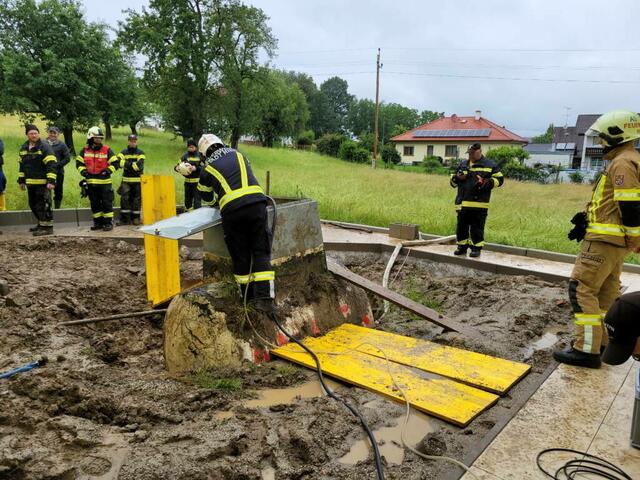 Ein aufgeschwemmter Öltank sorgte für einen Feuerwehreinsatz in Mettmach. | Foto: FF Ried