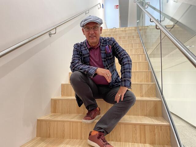 Robert Streibel, Direktor der VHS Hietzing, lädt zur Eröffnung des neu renovierten Standorts in der Hofwiesengasse.  | Foto: Lisa Kammann