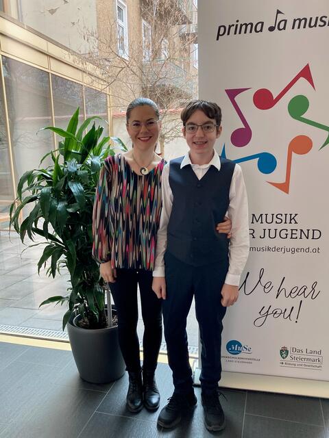 Peter Feyertag und seine Lehrerin Anna Ulaieva-Stöhr, BA MA (Kunstuniversität Graz)