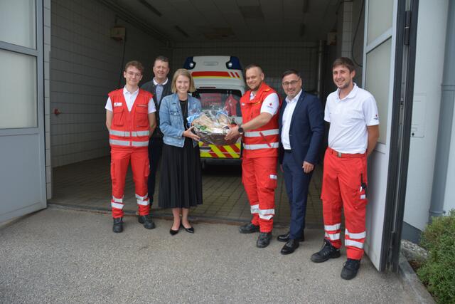 Vizebürgermeister Franz Seeleitner, Christine Haberlander und Klaus Mühlbacher bei der Rot-Kreuz-Ortsstelle Eggelsberg. | Foto: OÖVP Bezirk Braunau
