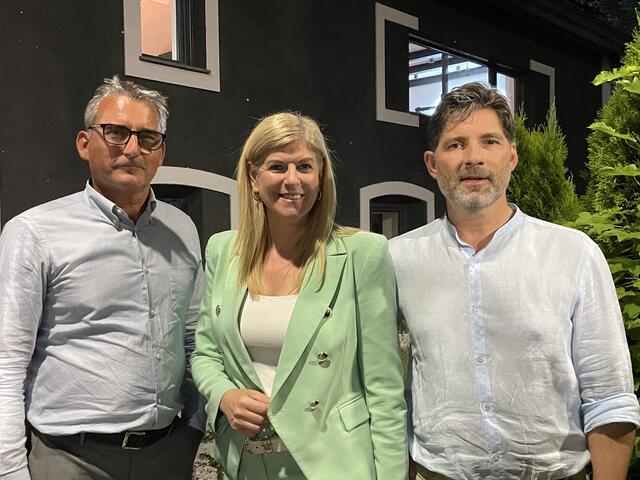 "Die heimischen Unternehmer geführten Betriebe sind das Rückgrat der regionalen Wirtschaft. Das variationsbreite Spektrum der Firmen ist die regionale Stärke im Tennengau",  so die Nationalratsabgeordnete Tanja Graf und Oberalms Bürgermeister Hans-Jörg Haslauer sowie der Oberalmer Wirtschaftsbundobmann Wolfgang Gugg am Rande einer Kulturveranstaltung. | Foto: Martin Schöndorfer, 2024