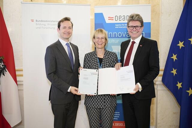 Die HTS St. Pölten wurde von BM Martin Polaschek und OeAD-Geschäftsführer Jakob Calice mit dem Young-Science-Gütesiegel für Forschungspartnerschulen ausgezeichnet.  | Foto: OeAD_APA-Fotoservice_Hörmandinger