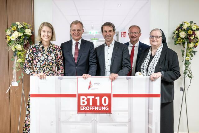 LH-Stv. Christine Haberlander, LH Thomas Stelzer, Geschäftsführer Erwin Windischbauer, Bürgermeister Johannes Waidbacher und Generaloberin Sr. Angelika Garstenauer. | Foto: Land OÖ/Peter Mayr