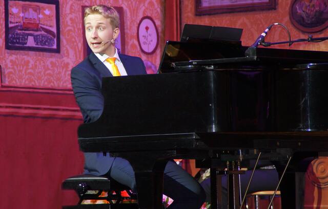 Patrick Hahn ist bei der Langen Nacht der Bühnen am 22. Juni als humorvoller Chansonnier zu Gast im Linzer Brucknerhaus. | Foto: Stadt Graz