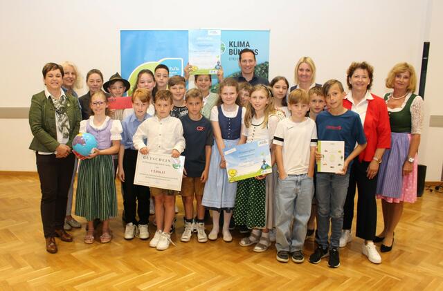 LR Ursula Lackner, Bgm. Waltraud Walch, VDir. Gabriele Gössler und Klassenlehrerin Barbara Plösch freuen sich mit den Gewinnern der 4. Klasse VS Zwaring. | Foto: privat