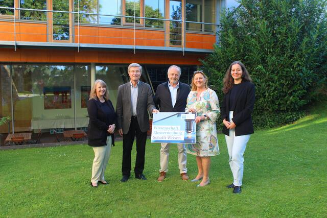 Doz. Dr. Isabella Sarto-Jackson, VHS Dir. Dr. Rudolf Koch, Präs. Dr. Gerd B Müller, Vizebgm. Dr. Eder, Dr. Barbara Fischer | Foto: Stadtgemeinde