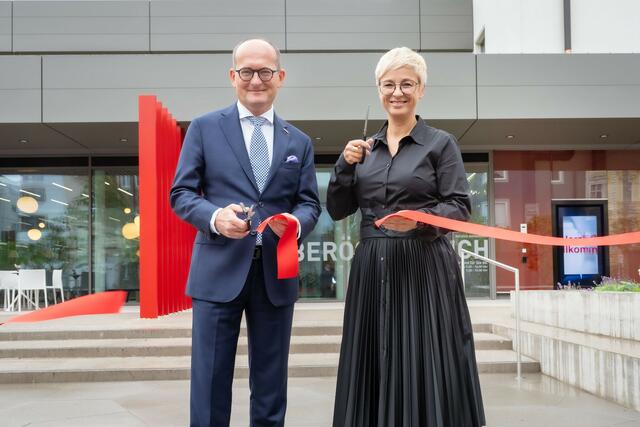 WKOÖ-Präsidentin Doris Hummer und WKOÖ-Direktor Gerald Silberhumer bei der offziziellen Eröffnung des neuen WKOÖ-Stammhauses. | Foto: WKOÖ