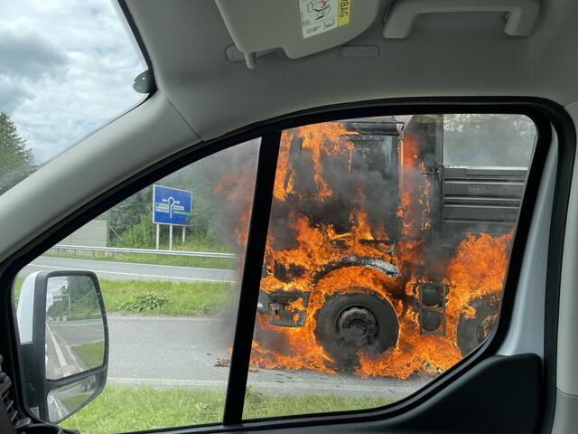 Derzeit steht ein Lkw auf der A1 Westautobahn Richtung Villach in Vollbrand. | Foto: Stefan Schubert