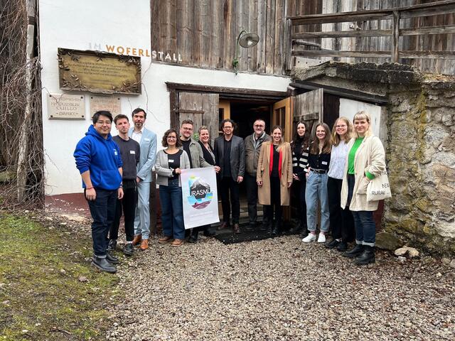 Studierende und die Leitung des Rurasmus-Forschungsinstituts gemeinsam mit Bürgermeisterin Veronika Grill und Alt-Bürgermeister Klaus Neuper bei der Auftaktveranstaltung in Bad Mitterndorf. | Foto: Rurasmus