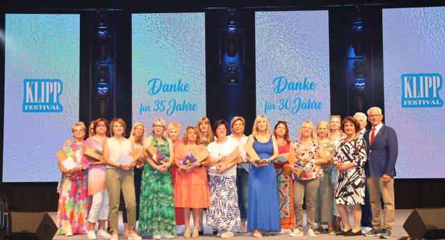 Geschäftsführer Gottfried Kraft drückte, gemeinsam mit dem Ehepaar Edith und Ewald Lanzl, den Mitarbeiter:innen mit 35- und 30-Jahren Unternehmenszugehörigkeit seinen Dank und seine Wertschätzung aus. | Foto: KLIPP Frisör