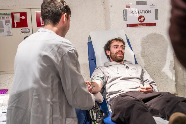 Es gibt Menschen, die fürchten sich ein bisschen vor Nadeln. Mitunter ist das auch ein Grund, warum sie nicht zum Blutspenden gehen. Das Gute ist: gehen sie dann doch, merken sie schon bald, dass Blutspenden gar nicht weh tut.  | Foto: Andreas Amplatz