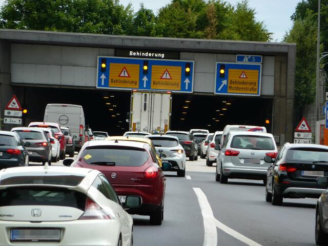 Die von der A 26 weiterführenden Straßen – etwa die Verbindung zur A 7 durch den Bindermichl Tunnel – seien schon jetzt häufig an ihrer Kapazitätsgrenze angelangt. | Foto: Verkehrswende, jetzt!
