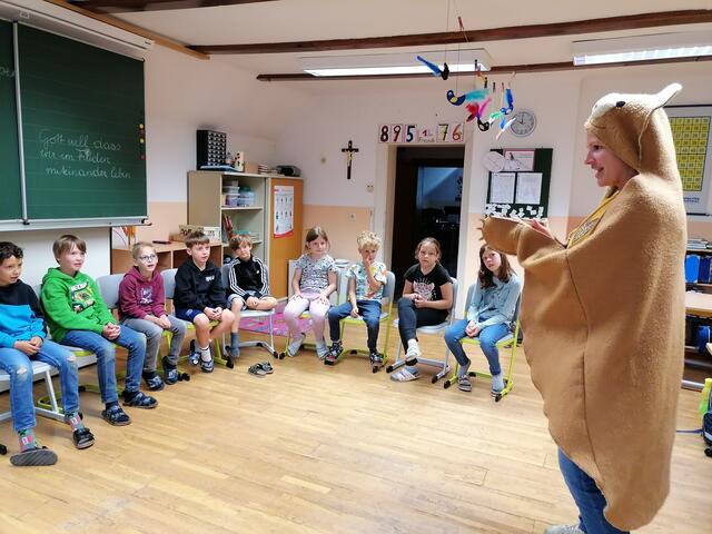 Aufmerksam verfolgten die Schüler der Volksschule St. Ulrich die Ausführungen der Pädagogin Lissi Mörtl. | Foto: Privat