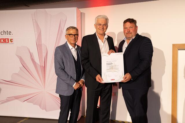 Ausgezeichnet: Harald Bilgerie. Im Bild (v.l.): WKS Präsident Peter Buchmüller, Harald Bilgerie (Scheffau), WKS Bezirksobmann Andreas Schnaitmann. | Foto: WKS/Bernhard R. Moser Photography