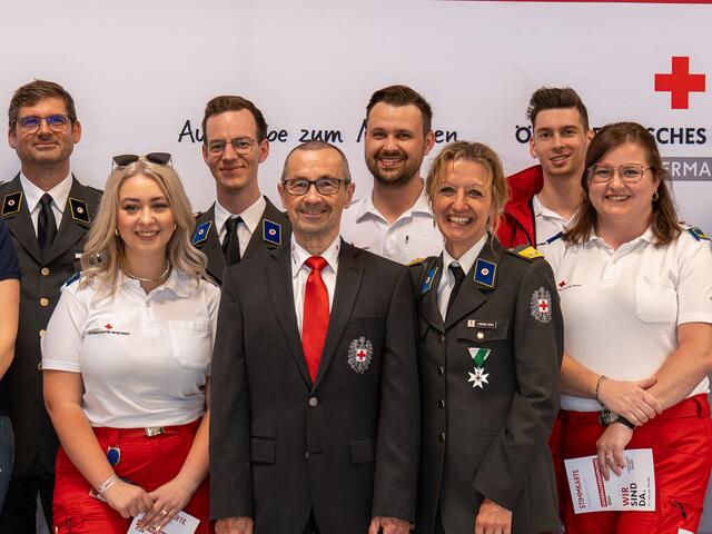 Feldbacher Bezirksstellenleiter in Spitzenposition des Steirischen Roten Kreuzes: Vizepräsident Christian Rath (M.) mit Delegierten der Bezirksstelle Feldbach. | Foto: ÖRK