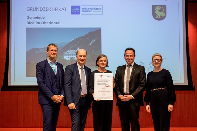 BM Susanne Raab, Bgm. Daniel Patscheider, Andrea Erisöz-Gastl (Auditbeauftragte), Gemeindebund-Präsident Johannes Pressl und Christoph Jünger (UNICEF Österreich) (v.r.n.l.) | Foto: BM für Familien und Jugend