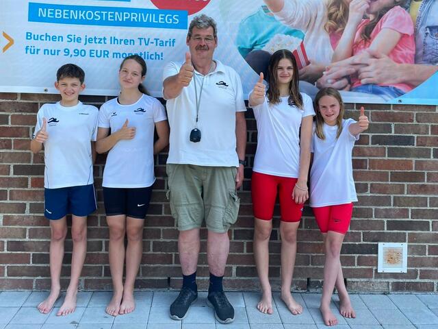 Die vier Schwimmer mit Trainer Helmut Krechl (Mitte)
