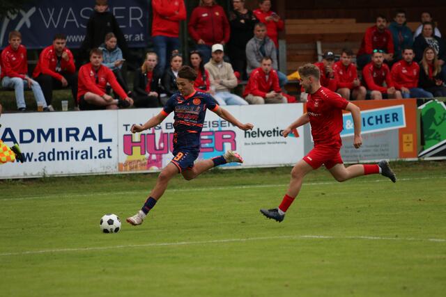 Bereits nach drei Minuten sorgte Thomas Hinterreiter (blau) für die frühe Führung der 1b des ASK St. Valentin im Relegations-Hinspiel gegen Steyregg.