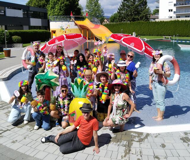 Als Sieger der Herzen ging die 2b-Klasse am Mottotag "Sommer/Hawaii" hervor. | Foto: Mittelschule Voitsberg