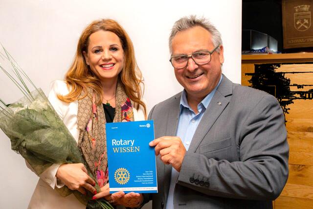 Dr. Simone Wasserer wurde von Präsident Martin Reiter in den Rotary Club Schwaz aufgenommen. | Foto: Hanspeter Neuner