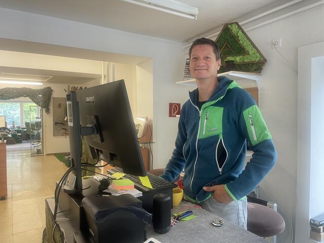 Überlebens-Spezialist Manfred Leiter in seinem Abenteuershop in Tarrenz. | Foto: Perktold