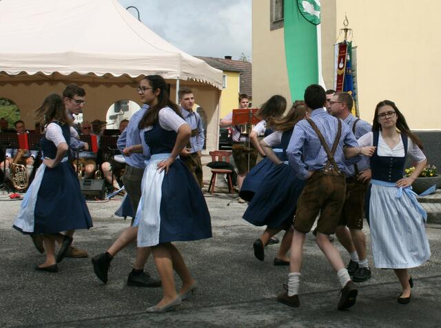 Die Tanzgruppe der Landjugend Litschau trat am Dorfplatz auf. | Foto: Gemeinde Reingers