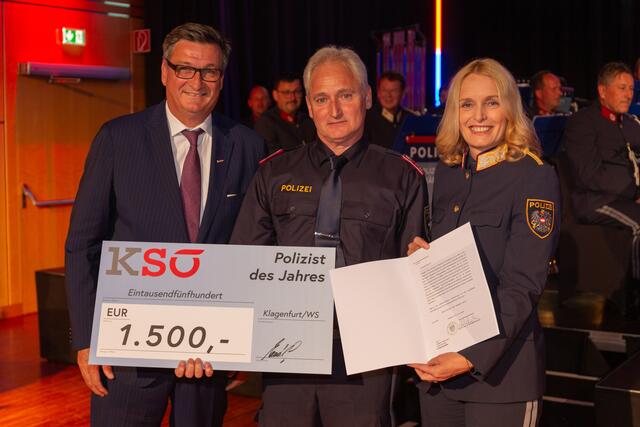 Wirtschaftskammerpräsident und KSÖ-Kärnten-Vizepräsident Jürgen Mandl, Polizist des Jahres Gruppeninspektor Wolfgang Marschnig von der PI St. Veit an der Glan, Landespolizeidirektorin Michaela Kohlweiß | Foto: Polizei Kärnten