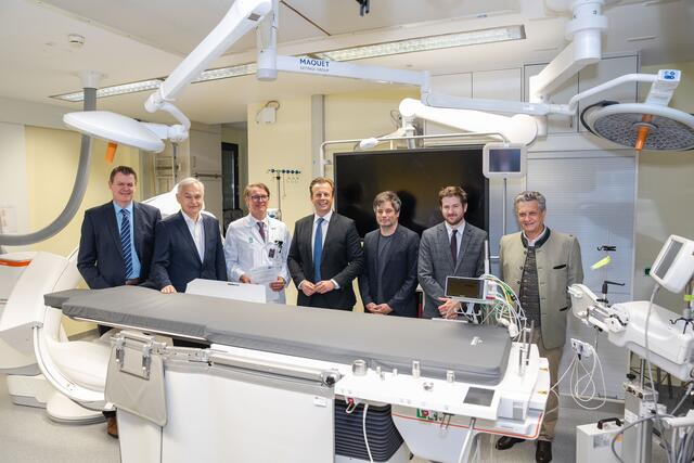 Ein großer Freudentag für die Kages: Ulf Drabek, Gerhard Stark, Gert Klug, Charly Kornhäusl, Wolfgang Moitzi, Gabor Toth-Gayor und Wolfgang Weihs | Foto: LKH Hochsteiermark/Paller