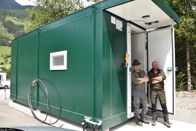 Der Obmann des Vereins Jagd Fulpmes, Ebi Suitner (r.), mit Jagdleiter Stefan Rainer (l.) vor dem neuen Zerwirkcontainer | Foto: Kainz
