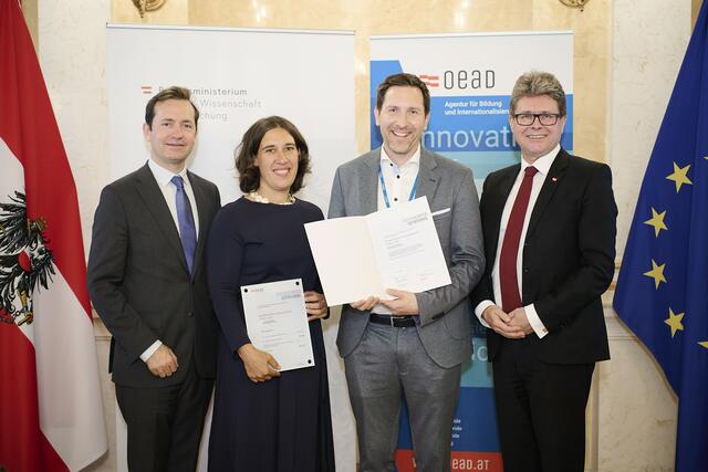 Auszeichung für das as BG/BRG/BORG Oberpullendorf: Bildungsminister Martin Polaschek (re.) übergab das Young-Science-Gütesiegel an Direktor Markus Neuhold (2.v.r.). | Foto: OeAD/APA-Fotoservice/Hörmandinger
