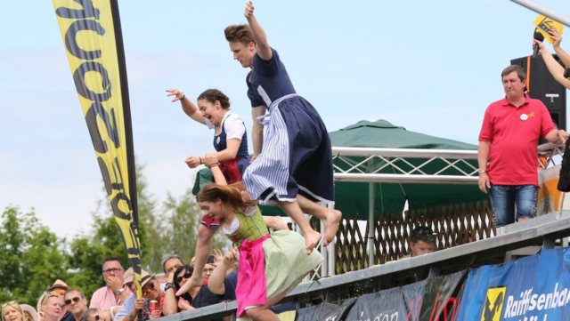 Beim traditionellen Dirndlspringen in der Gemeinde Thalheim beim Wels springen jedes Jahr Frauen, aber auch Männer in Tracht mit Freude in die Traun. | Foto: TMK Thalheim