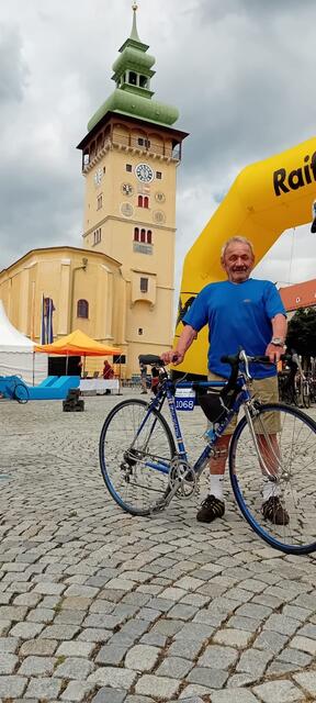 Hermann Pieller aus Kottingbrunn nahm mit seinem 1988 extra für ihn gebauten Fahrrad am historischen "In velo veritas"-Rennen in Retz teil.  | Foto: privat