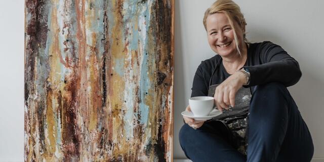 Manuela Eibensteiner zeigt ihre bemalte Kleidung bei einer Ausstellung am Klinikum Freistadt. | Foto: Eibensteiner