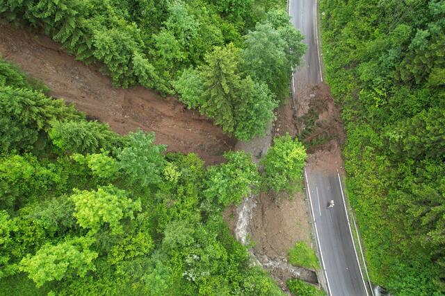 So sieht der aktuelle Erdrutsch aus der Luft betrachtet aus. | Foto: Land Steiermark
