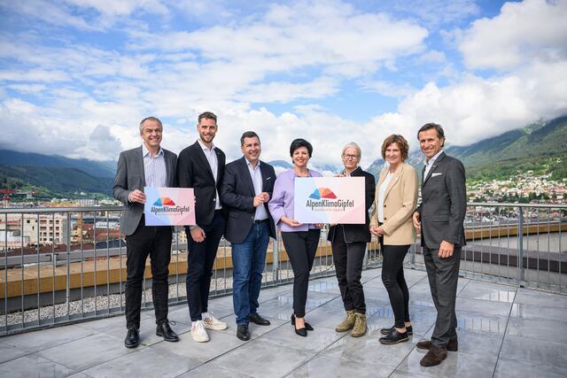 Freuen sich auf den Austausch: Meteorologe Georg Haas, Matthias Pöschl, Marcus Hofer, Karin Seiler, Glaziologin Andrea Fischer, Petra Fraune und Josef Margreiter (v.l.) | Foto: Tiroler Zugspitz Arena / Franz Oss