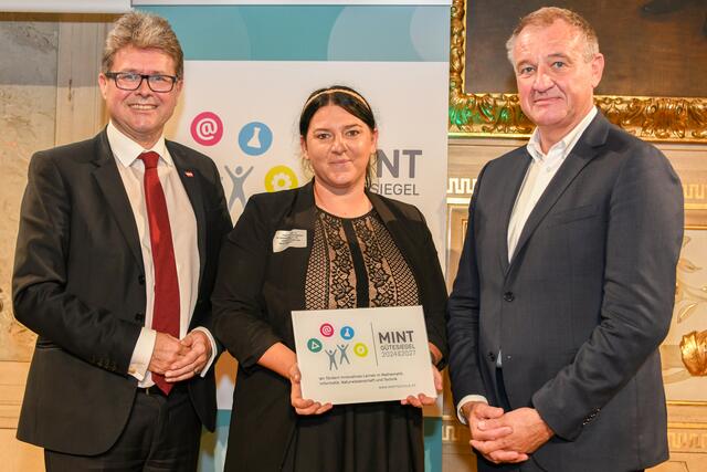 Direktorin Vera Pechmann nimmt die Auszeichnung von Minister Martin Polaschek entgegen.  | Foto: vs 