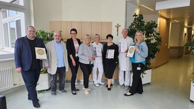 v.l. : Marc Brandstätter (KSK Selbsthilfebeauftragter), Hans Offenhuber (Obmann Selbsthilfe Salzburg), Monika Seidl (Geschäftsführerin Selbsthilfe Salzburg), Sabine Geistlinger (Beirätin Selbsthilfe Salzburg), Sabine Gold (KSK Stationsleitung D3), Ines Hartmann (KSK Pflegedirektorin), Eugen Adelsmayr (KSK Geschäftsführer und Ärztlicher Direktor), Claudia Mühlberger (KSK Selbsthilfebeauftragte) | Foto: KSK